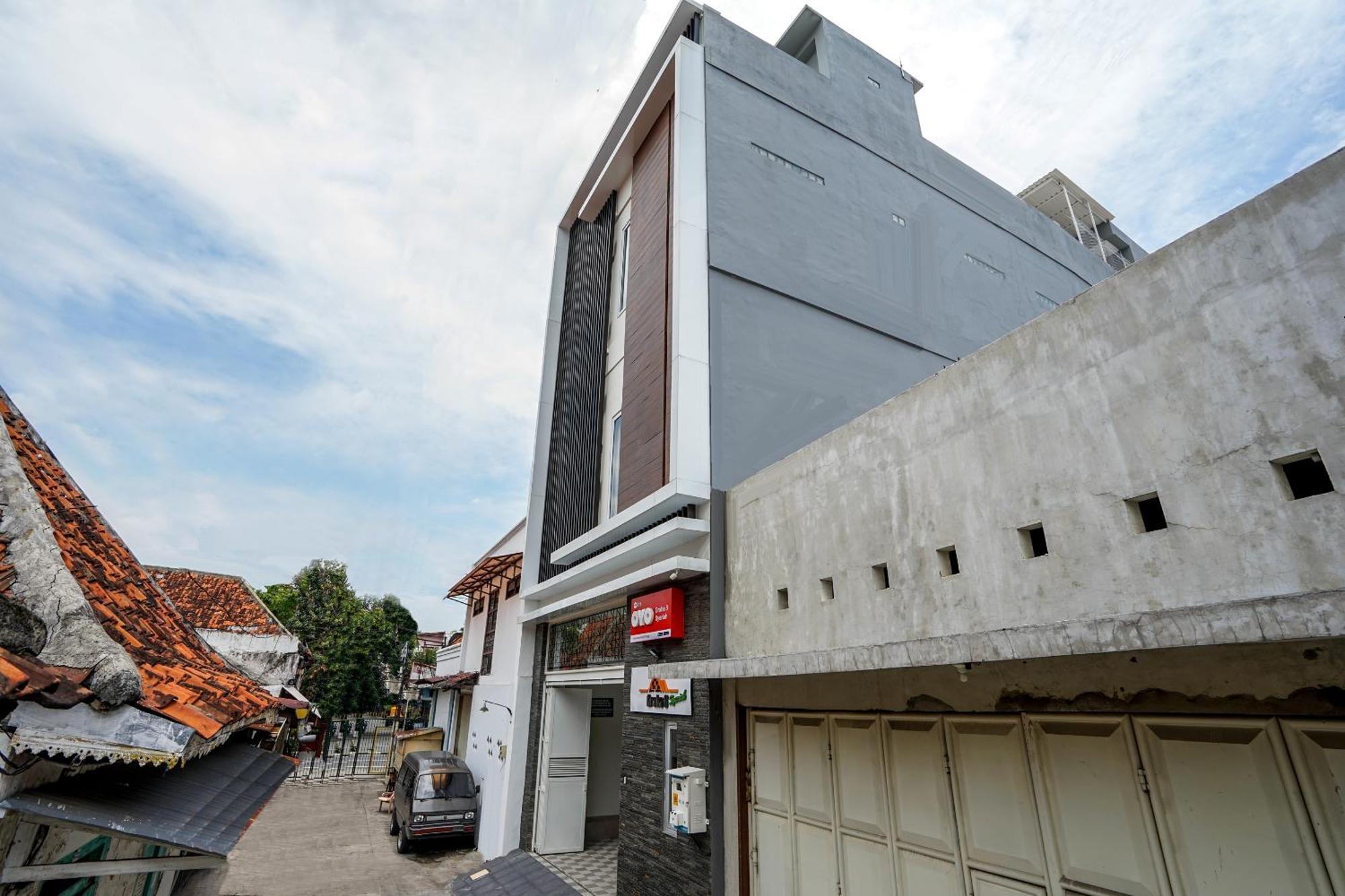 Super Oyo Capital O 614 Graha 8 Syariah Hotel Surabaya Eksteriør billede