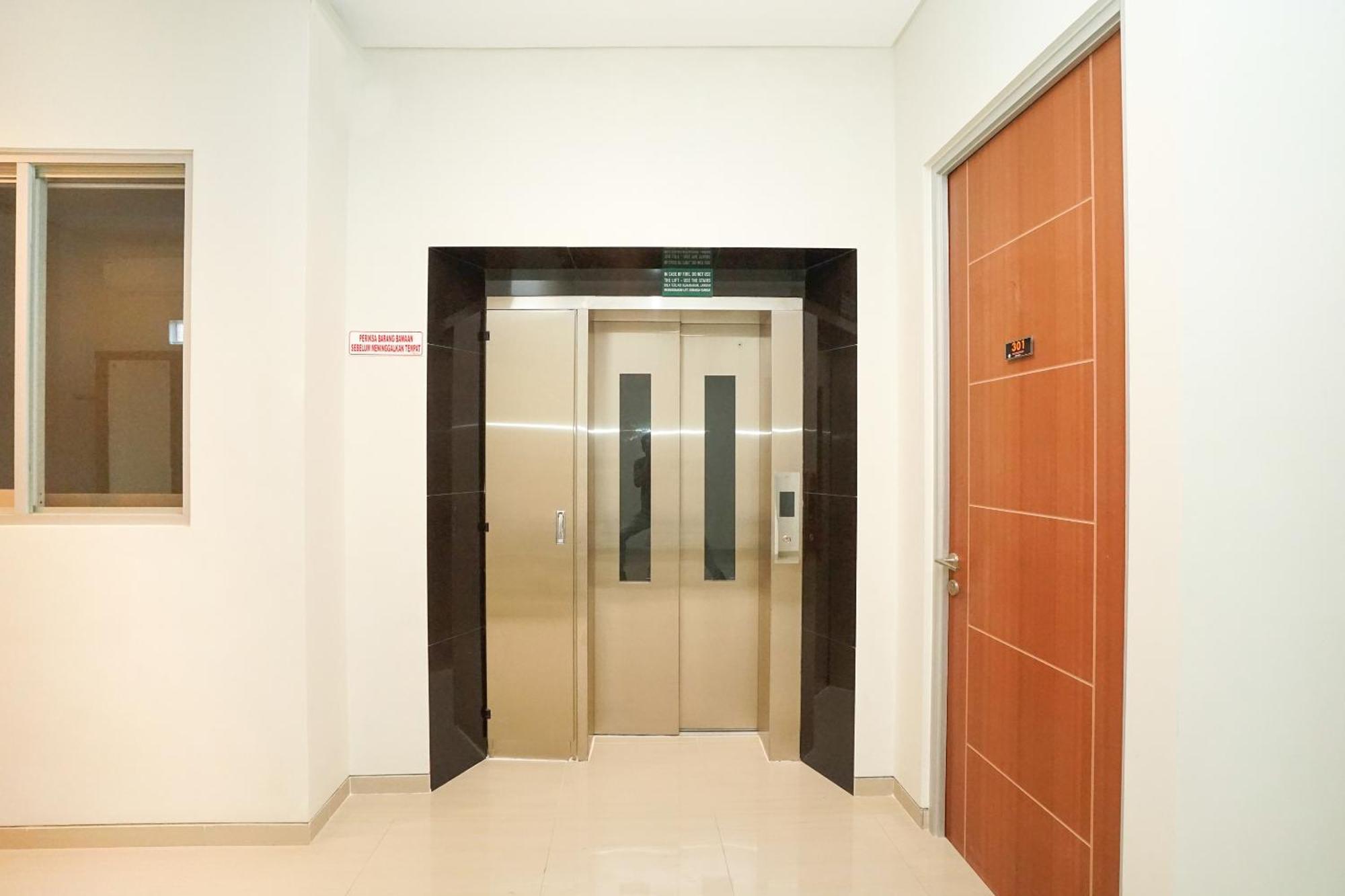 Super Oyo Capital O 614 Graha 8 Syariah Hotel Surabaya Eksteriør billede