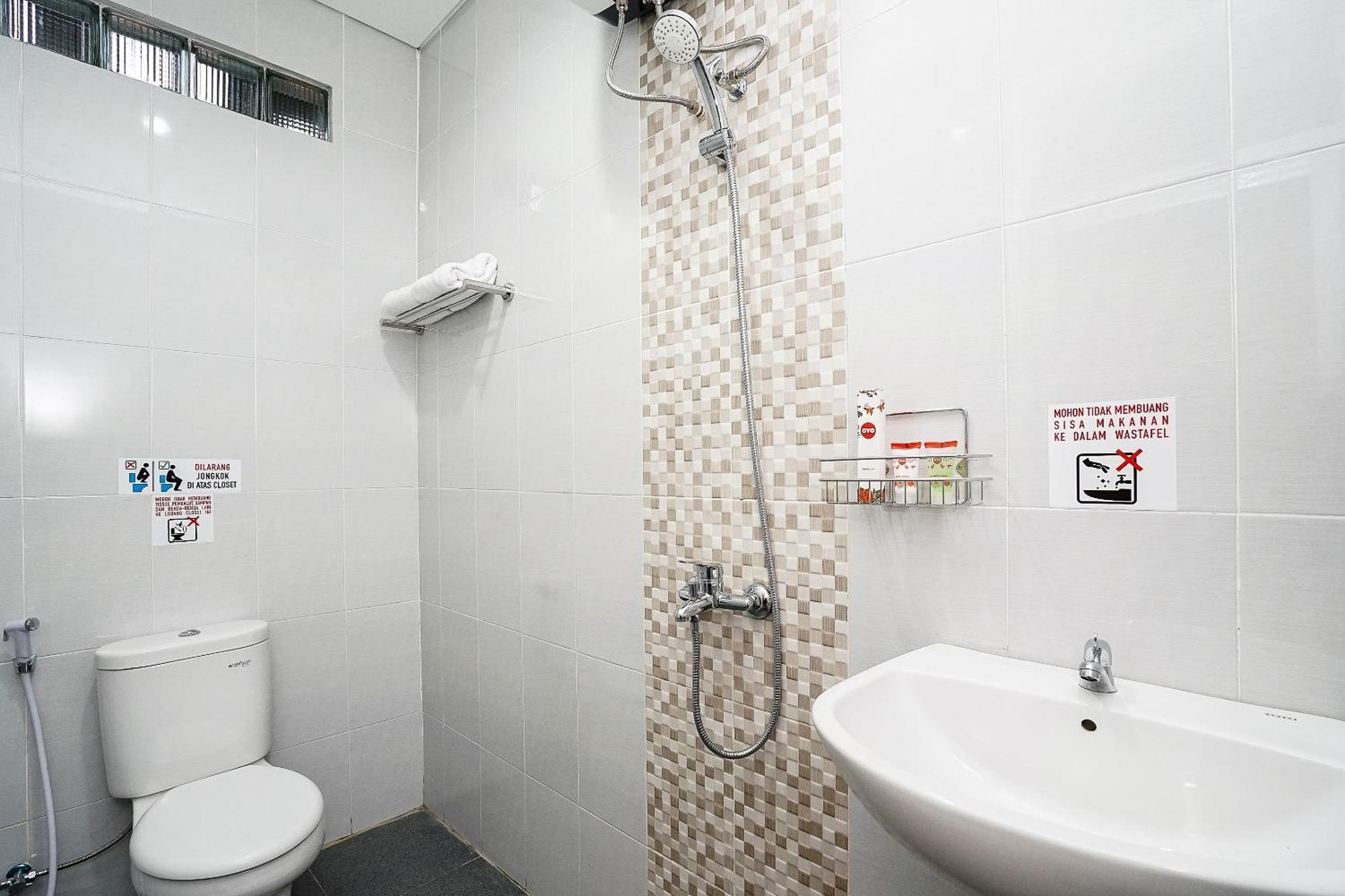 Super Oyo Capital O 614 Graha 8 Syariah Hotel Surabaya Eksteriør billede