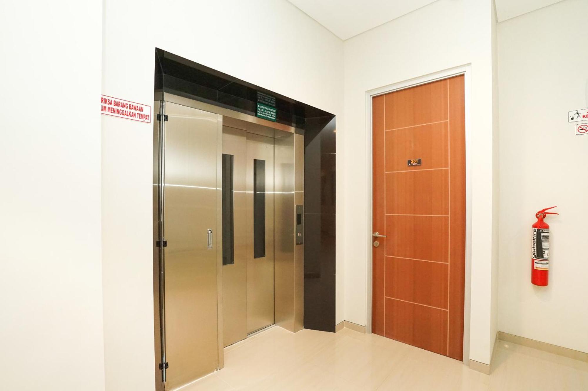 Super Oyo Capital O 614 Graha 8 Syariah Hotel Surabaya Eksteriør billede